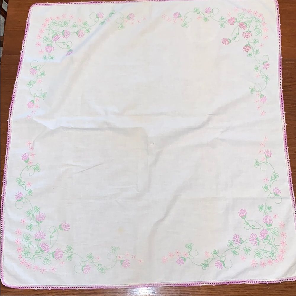 βVtgβsmallΒ tableclothβwithβfloralβembroidery